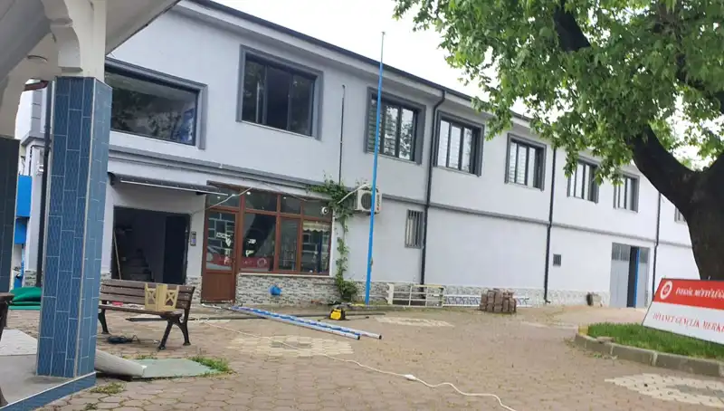 Tabela Montajı Faciası: 3 Metreden Düşme Anı Kaydedildi