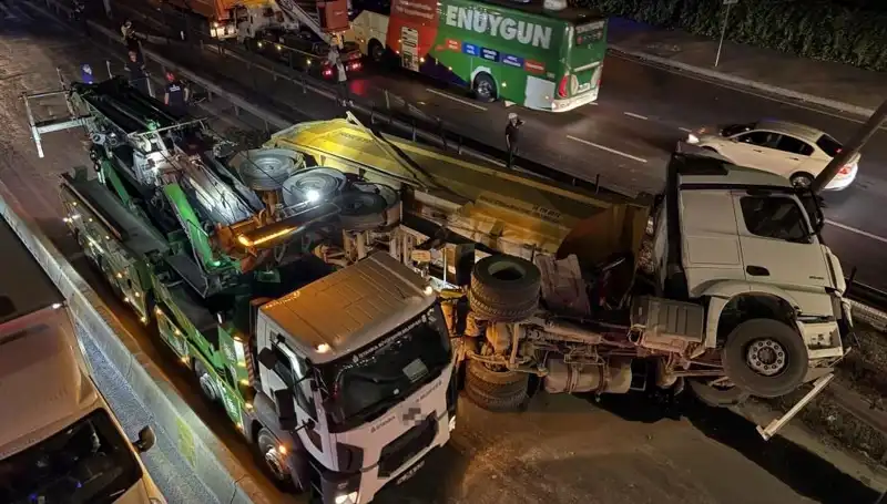 Moloz Yüklü Hafriyat Kamyonu Devrildi: Olay Yeri Detayları ve Kurtarma Çalışmaları