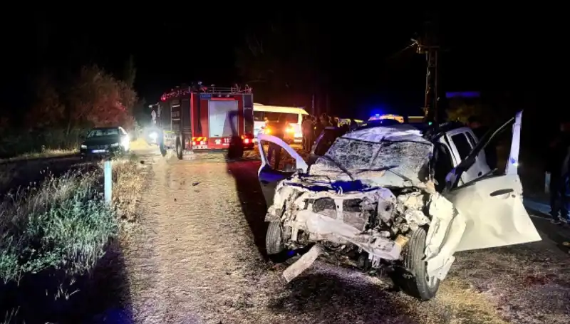 Çilek Bahçesi Yakınında Ciple Traktör Çarpıştı, 5 Yaralı