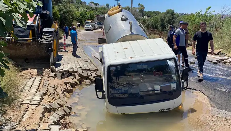 Bodrum'da Su Hattı Patladı! Tanker Düşünce Kaos Ortaya Çıktı