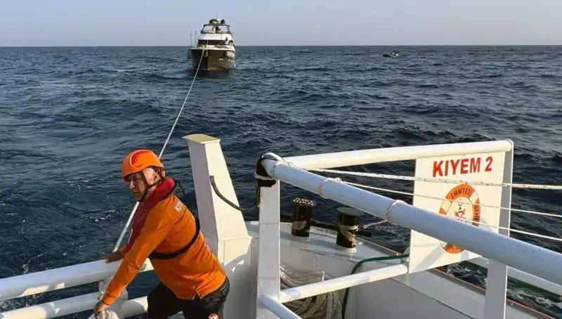 Marmaris Açıklarında Sürüklenen Tekneye İkna Edici Kurtarma Operasyonu