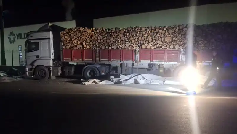 Brandayı Toplayan TIR Sürücüsüne Otomobil Çarptı: Kaza Anı Kamerada