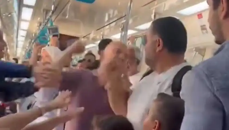 Marmaray'da Gözleri Dolduran Yumruklu Kavga: Neler Oldu?