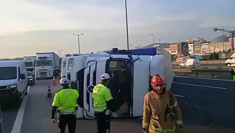 Pendik TEM Otoyolu'nda Devrilen TIR Trafiği Kilitledi: Yoğun Bekleyiş Başladı