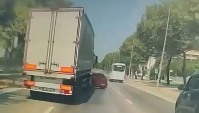 Bursa'da Kör Nokta Kazası: 3 Kişi Hayatını Kaybetti, Güvenlik Önlemleri Tartışma Konusu