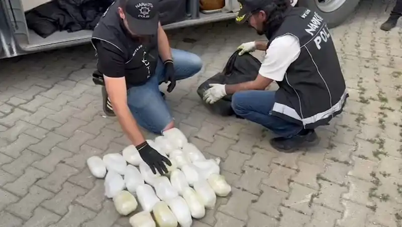 Yolcunun Valizinde Şok: 13 Kilo Metamfetamin Ele Geçirildi!
