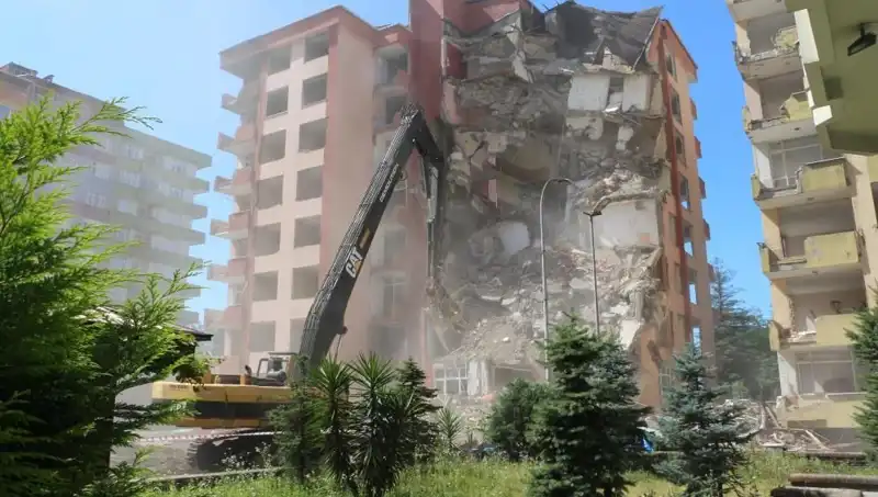Dalgaların Gücüyle Yıkılan Binalar: Değişen İklim ve Sonuçları