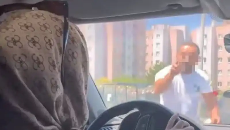 Trafikte Dehşet Anları: Araç Kavgası Göz Göre Göre Yaşandı