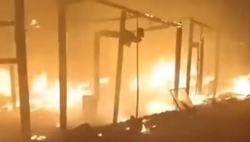 Elektrik Teli Koptu, 15 Çadır Alev Alev Yandı: Korkutan Yangın
