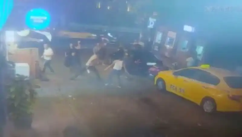Beyoğlu'nda Sokağın Kuralı: Laf Atma Kavgasında Kan Döküldü