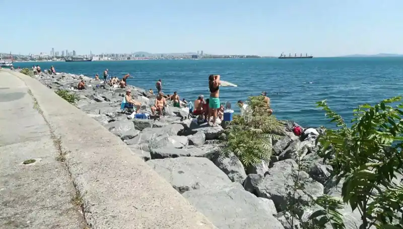 Hava Sıcaklıkları Yükseliyor, İstanbullular Plajlara Akın Ediyor!