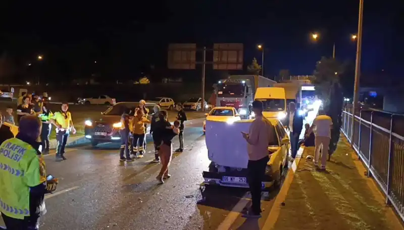 Otoyolda Geri Dönüş Yapan Araç, İki Çocuğun Da Aralarında Bulunduğu Dört Kişiyi Yaraladı