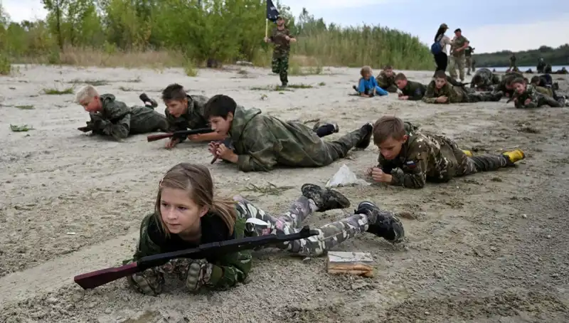 Rusya'da Sekiz Yaşındaki Çocukların Askeri Eğitim Kampı: Şoke Eden Görüntüler