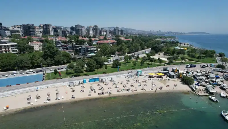 İstanbul'un Sıcak Havaları Caddebostan Sahilini Canlandırdı
