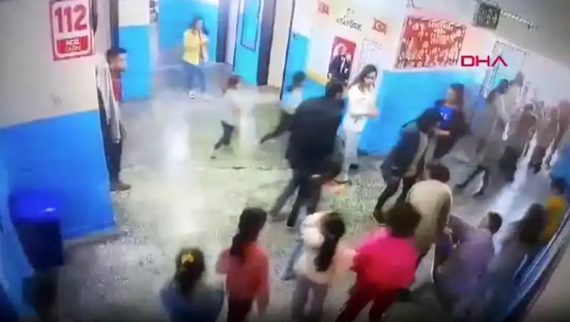 Aniden Bayılan Öğrenciyi Müdür Yardımcısı Hayata Döndürdü!