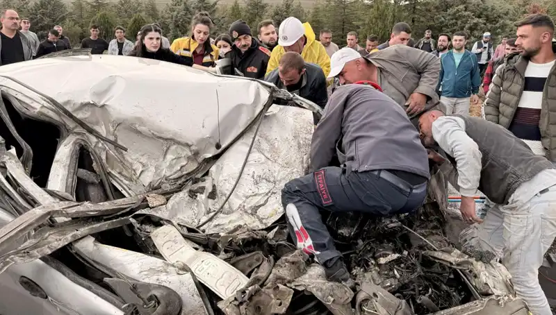 TIR ile Çarpışan Araç Kağıt Gibi Ezildi: Korkunç Kaza Gözler Önünde Gerçekleşti
