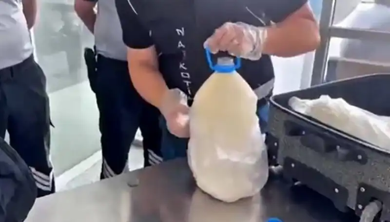 Havalimanında Süt Şişesinde Yakalanan Kaçak Madde Şok Etti