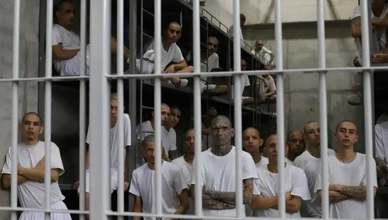El Salvador: Cehennemdeki Göçmenlerin Dramı ve ABD'nin Sorumluluğu