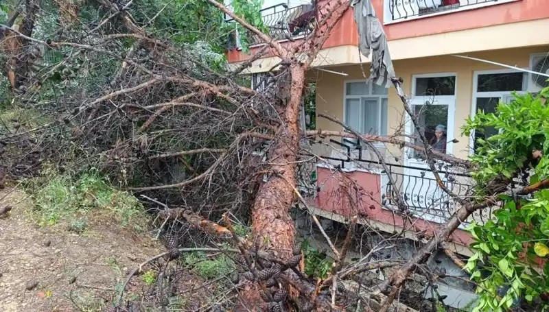 Cebelitarık'ta Yağmura Dayanamayan Bina Devrildi: Sürücüler için Tehlike