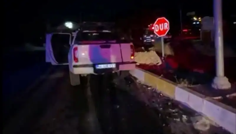 İzmir'de Feci Kaza: Kamyonet ve Hafif Ticari Araç Çarpıştı, 7 Yaralı