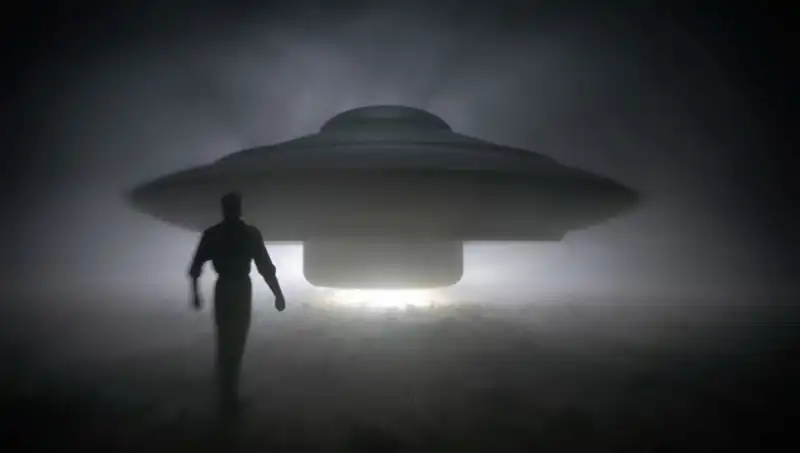 UFO Uzmanı Uyardı: "Uzaylılar Masum İnsanları Tehdit Ediyor"