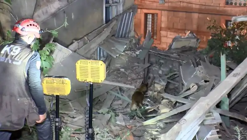İstanbul'da Şok Edici Olay: Deprem Sonrası Bina Çöktü