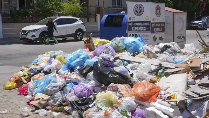İzmir’in Sokaklarında Çöp Krizi: Temizlik Sorunu Büyüyor!