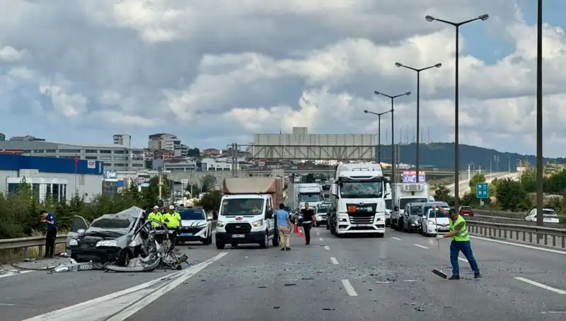 Otoyolda Korkutan Kaza: Üç Kişi Araçta Sıkıştı, Trafik Durduruldu!