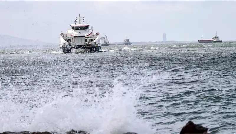 İzmir'de Vapur Seferleri Fırtınadan Etkilendi: Yolcular Ne Yapmalı?
