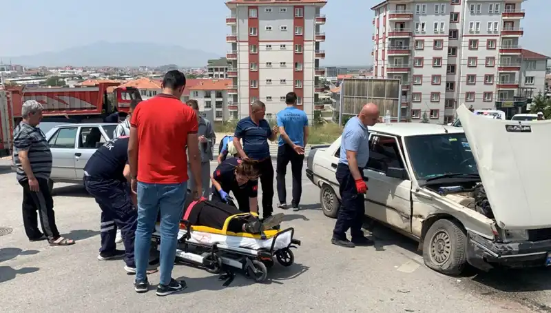 Kavşakta Meydana Gelen Kaza: 2 Kişi Hastaneye Kaldırıldı
