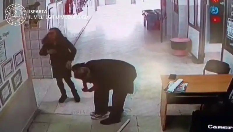 Küçük Kız Öğretmeninin Kahramanlığıyla Hayata Döndü: Heimlich Manevrası Olayı
