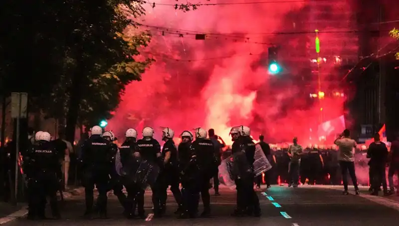 Sırbistan'da Erken Seçim Protestoları: On Binler Sokağa Çıktı, Gözaltılar Yapıldı