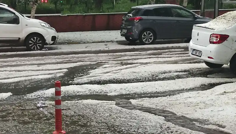 Ardahan'ı Beyaza Bürüyen Dolu: Doğa Hükümdarını Gösterdi