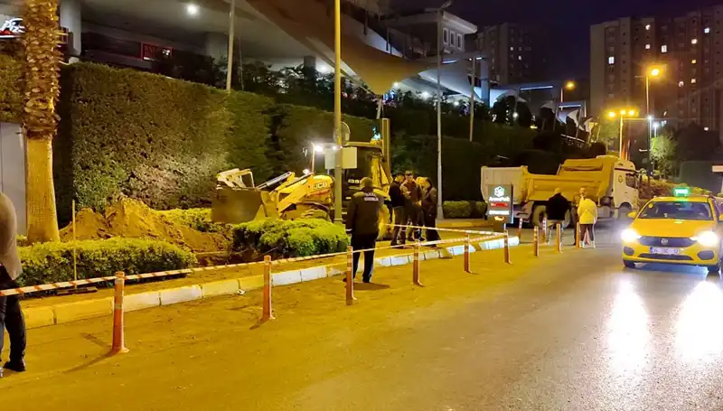 AVM Girişi Doğalgaz Kaçağıyla Sarsıldı: Panik Anları Kameralara Yansıdı