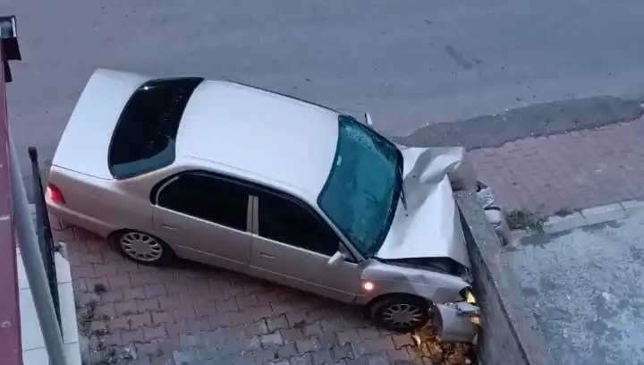 Kontrolü Kaybeden Araç Duvara Çarparak Feci Kaza Yaptı!