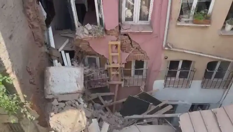 İstanbul'da Üç Katlı Binanın Balkonu Çöktü: Olayın Perde Arkası