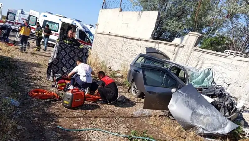 Lastiği Patlayan Araç İstinad Duvarına Çarptı: Bir Hayat Kaybedildi, Altı Yaralı