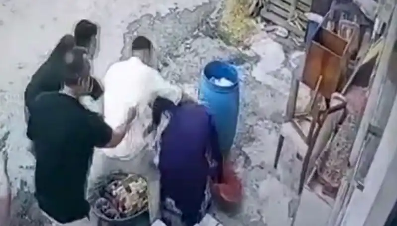 Başakşehir'de Baba ve Oğul, "Bidon" Anlaşmazlığı Nedeniyle Kadını Darbetti